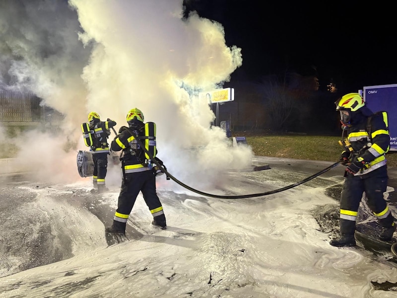 Treibstoff erschwerte die Löscharbeiten. (Bild: FF Bruck an der Mur)