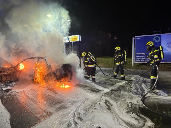 Das Auto brannte vollständig aus.