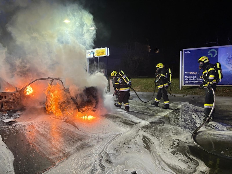 Das Auto brannte vollständig aus.  (Bild: FF Bruck an der Mur)