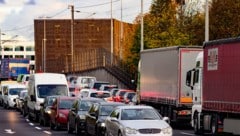 Stoßstange an Stoßstange – im Linzer Frühverkehr ein nicht seltenes Bild. (Bild: FOTOKERSCHI)