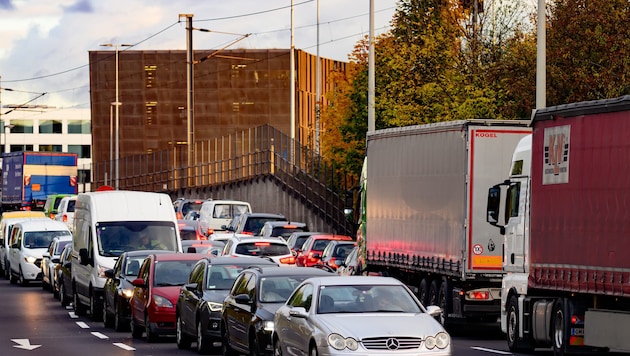 Stoßstange an Stoßstange – im Linzer Frühverkehr ein nicht seltenes Bild. (Bild: FOTOKERSCHI)