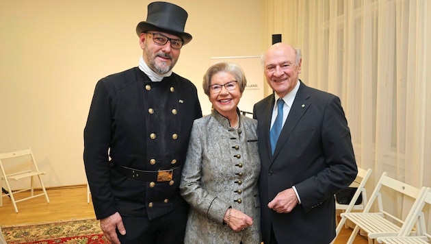 Glück soll er bringen! Rauchfangkehrer begrüßten die Menge beim Empfang von Sissi Pröll mit Gatte Erwin. (Bild: Tuma Alexander/Starpix/ Alexander TUMA)