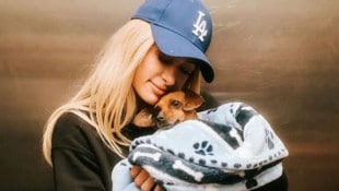 Paris Hilton kümmert sich jetzt um Hündchen „Zuzu“. (Bild: www.instagram.com/parishilton)