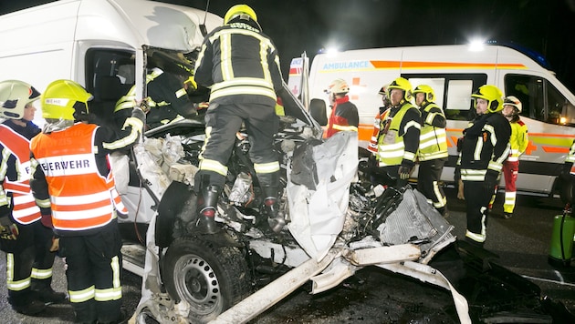 Der Fahrer musste asu dem Wrack geborgen werden.  (Bild: Mathis Fotografie)