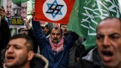 Demonstranten in der Türkei setzen die israelische Regierung mit Nazi-Deutschland gleich. (Bild: AFP/KEMAL ASLAN)