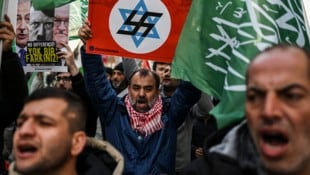 Demonstranten in der Türkei setzen die israelische Regierung mit Nazi-Deutschland gleich. (Bild: AFP/KEMAL ASLAN)