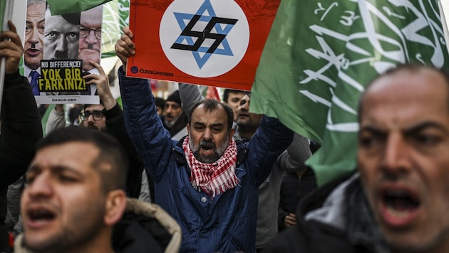 Demonstranten in der Türkei setzen die israelische Regierung mit Nazi-Deutschland gleich. (Bild: AFP/KEMAL ASLAN)