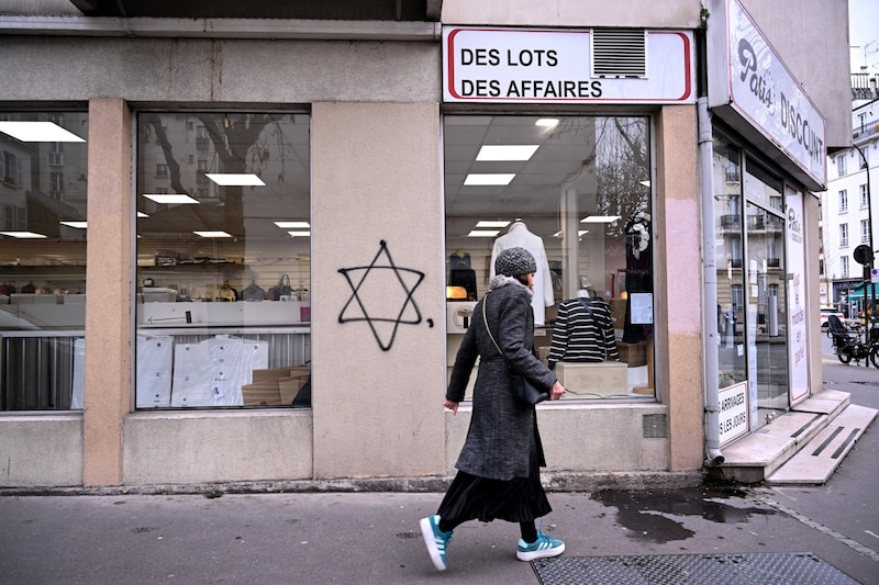 In einem jüdischen Viertel von Paris wurde ein Davidstern an eine Hauswand geschmiert. (Bild: AFP/Anna KURTH)