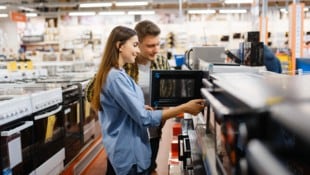 Beim Einkauf im Elektronikmarkt achten deutsche Verbraucher – und innerhalb der EU wohl nicht ...