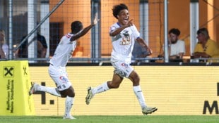 Oluwaseun Adewumi (re.) – hier noch im Trikot des FAC – begeistert in Schottland.