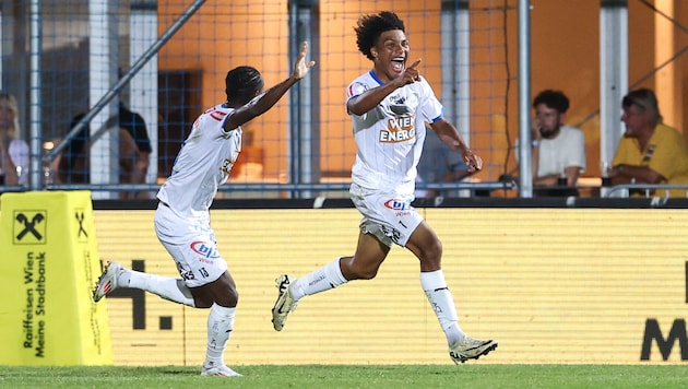 Oluwaseun Adewumi (re.) – hier noch im Trikot des FAC – begeistert in Schottland. (Bild: GEPA/GEPA pictures)