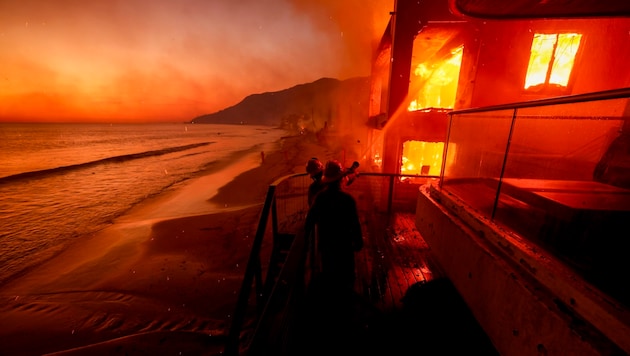 Die seit mehr als einer Woche andauernden Brände im Raum Los Angeles haben nach bisherigen Angaben mehr als 12.000 Gebäude zerstört oder beschädigt. 25 Menschen starben. (Bild: AP ( via APA) Austria Presse Agentur/Etienne Laurent)