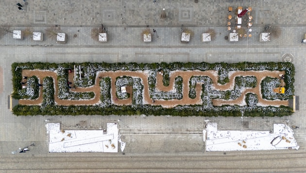 This is what the lucky labyrinth on Linz's main square looks like from above. (Bild: TEAM FOTOKERSCHI / WERNER KERSCHBAUMMAYR)