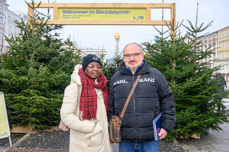 Auch Lili und Günther Mair zeigten sich vom Glückslabyrinth angetan. (Bild: TEAM FOTOKERSCHI / WERNER KERSCHBAUMMAYR)