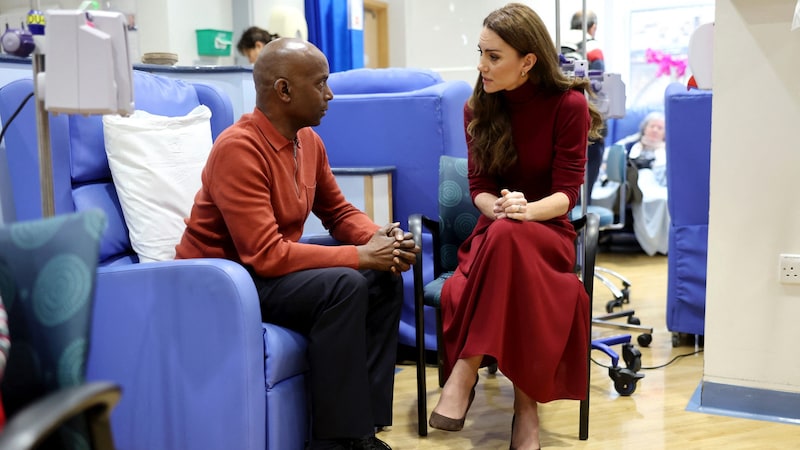 Prinzessin Kate im Gespräch mit einem der Patienten der Klinik. (Bild: APA/AFP/POOL/Chris Jackson)