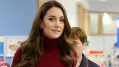 Prinzessin Kate trug beim Besuch in jener Klinik, in der sie ihre Chemo erhielt, ihre absolute Lieblingsfarbe in der kalten Jahreszeit.  (Bild: picturedesk.com/Chris Jackson / PA)