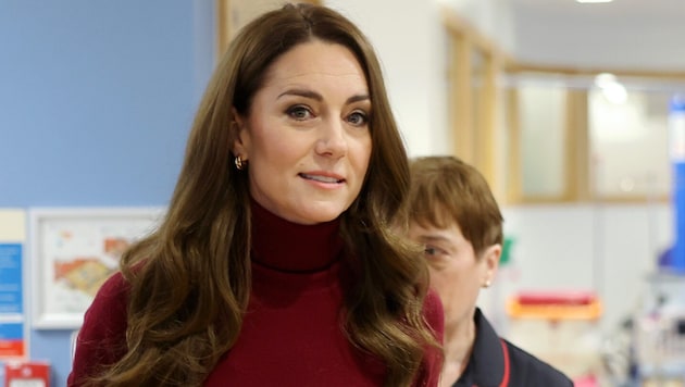 Prinzessin Kate trug beim Besuch in jener Klinik, in der sie ihre Chemo erhielt, ihre absolute Lieblingsfarbe in der kalten Jahreszeit.  (Bild: picturedesk.com/Chris Jackson / PA)