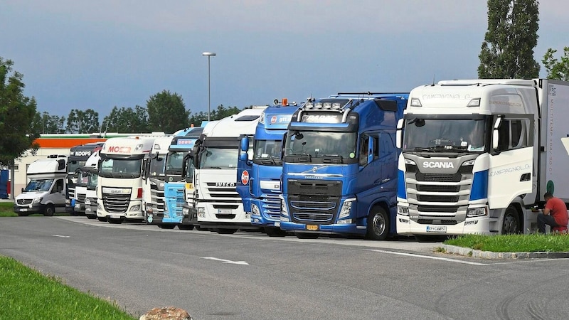 Die Verkehrsbelastung durch Lkw auf Autobahnen und Schnellstraßen hat in NÖ leicht abgenommen. (Bild: Huber Patrick/Patrick Huber)