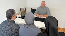 Mutter, Vater und Schwester des getöteten Mustafa Im Gespräch mit der „Krone“. Sie wollen einfach nur Gerechtigkeit. (Bild: Klaus Loibnegger)