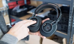 Experte Philipp Schuster zeigt das High-End-Modell von Austrian Audio, den rund 2500 Euro ...