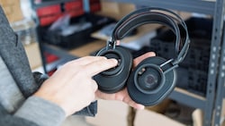 Experte Philipp Schuster zeigt das High-End-Modell von Austrian Audio, den rund 2500 Euro ...