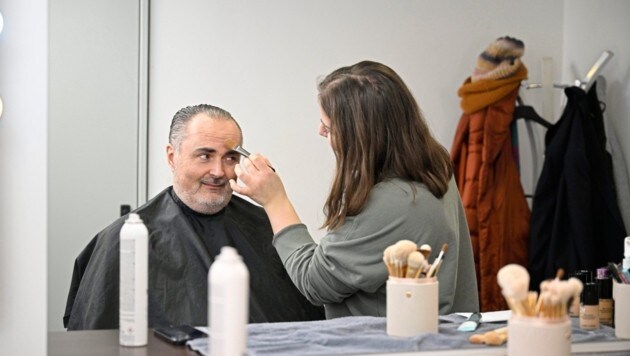 Vor der Sendung machten alle Politiker einen Abstecher in die Maske. Landeshauptmann Hans Peter Doskozil (SPÖ) kam als Letzter dran. Die Tür blieb für Zuschauer geschlossen. (Bild: Antal Imre/Imre Antal)