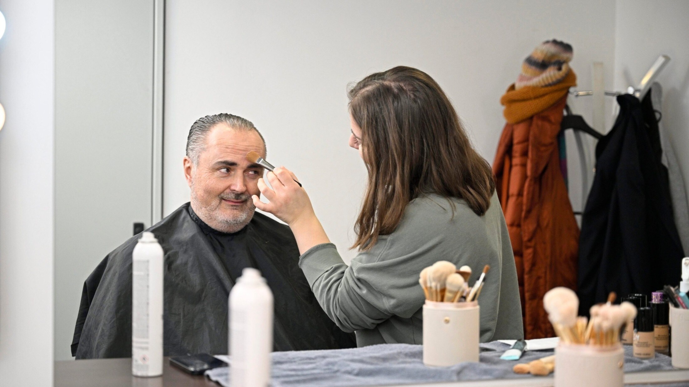 Vor der Sendung machten alle Politiker einen Abstecher in die Maske. Landeshauptmann Hans Peter Doskozil (SPÖ) kam als Letzter dran. Die Tür blieb für Zuschauer geschlossen. (Bild: Imre Antal)