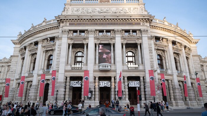 Ten supposed Nazi flags "adorned" the Vienna Burgtheater in April 2024 - part of an action by ...