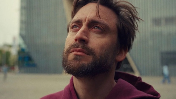Kieran Culin in der Rolle von Freigeist Benji im neuen Roadmovie: „A Real Pain“. 