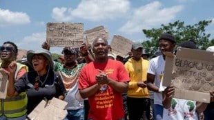 In Südafrika gibt es Proteste, da Behörden die Versorgung der illegalen Goldsucher zeitweise abschnitten, um sie an die Erdoberfläche zu zwingen. (Bild: APA/AFP/Christian Velcich)