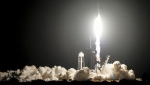 Die „Falcon 9“-Rakete hebt mit zwei Mondlandefähren an Bord vom  Kennedy Space Center in Cape Canaveral in Florida ab. (Bild: APA/Associated Press)