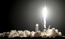Die „Falcon 9“-Rakete hebt mit zwei Mondlandefähren an Bord vom  Kennedy Space Center in Cape ...