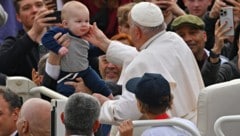 Papst Franziskus hat bei der Generalaudienz am Mittwoch Kindesmissbrauch als „Plage der Gesellschaft“ angeprangert. (Bild: AFP)