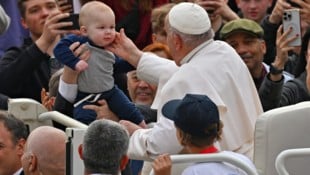 Papst Franziskus hat bei der Generalaudienz am Mittwoch Kindesmissbrauch als „Plage der Gesellschaft“ angeprangert. (Bild: AFP)