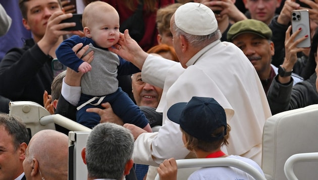 Papst Franziskus hat bei der Generalaudienz am Mittwoch Kindesmissbrauch als „Plage der Gesellschaft“ angeprangert. (Bild: AFP)