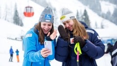 Leonie Zegg (li.) und Victoria Olivier hatten in Zauchensee ihren Spaß (Bild: GEPA pictures)