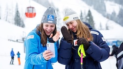 Leonie Zegg (li.) und Victoria Olivier hatten in Zauchensee ihren Spaß (Bild: GEPA pictures)