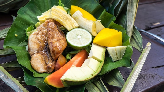 Gebratener Fisch und Früchte sind Grundnahrungsmittel in Ozeanien.