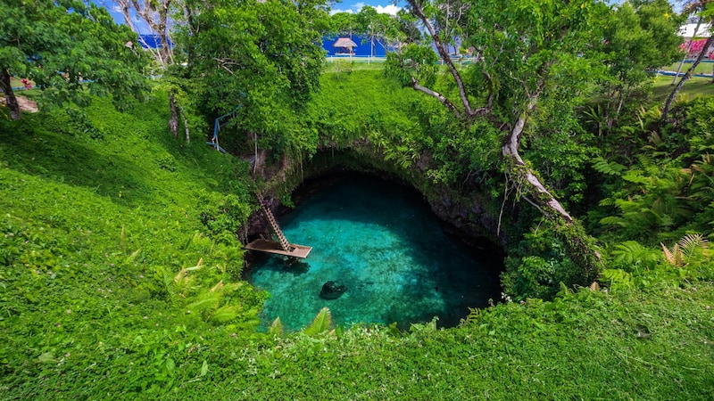 Der Naturpool von To Sua lädt zur Abkühlung im türkisen Nass. (Bild: stock.adobe.com/Martin Valigursky - stock.adobe.com)