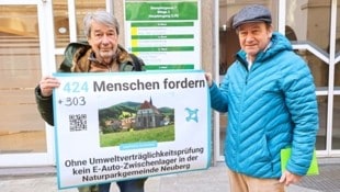 Friedrich Graf-Götz und Christian Wettengel (v. l.) sammelten mit ihrem Komitee Unterschriften gegen das geplante Lager. (Bild: Jauschowetz Christian)