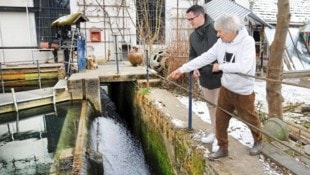 Melks Bürgermeister Patrick Strobl besuchte Jost Berger im Kleinkraftwerk in der Herrenmühle in Spielberg. Hier sorgt Wasser für umweltfreundliche Energieversorgung. (Bild: Crepaz Franz/Franz Crepaz)