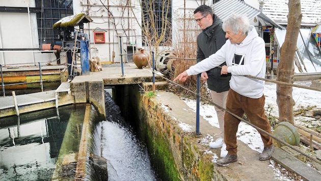 Melk's mayor Patrick Strobl visited Jost Berger at the small power plant in the Herrenmühle in Spielberg. Here, water provides an environmentally friendly energy supply. (Bild: Crepaz Franz/Franz Crepaz)