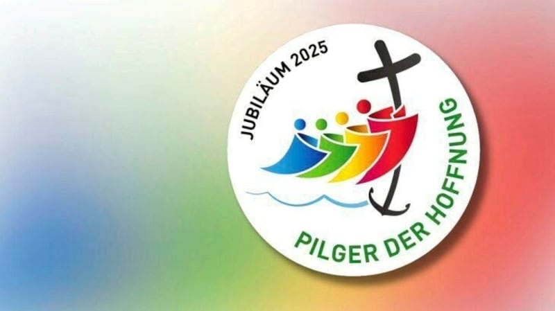 The logo of the holy year shows four stylized figures that refer to humanity originating from the four corners of the earth. They embrace each other to emphasize the solidarity and brotherhood that unites peoples. The row opener clings to the cross. It is not only a sign of the faith it embraces, but also of the hope that must never be abandoned. (Bild: vatican.va)