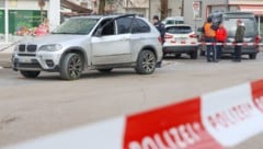 Um kurz vor 11 Uhr eskalierte die Auseinandersetzung vor einer Bäckerei in der Benzstraße im Linzer Stadtteil Neue Heimat, der BMW-Lenker wurde verletzt. (Bild: Matthias Lauber/laumat.at)