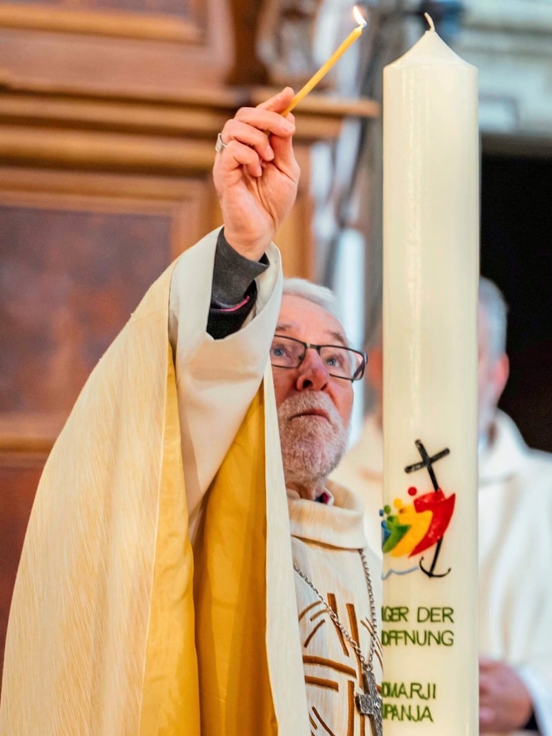 Bishop Josef Marketz opened the Holy Year 2025 by lighting the candle that adorns the Pilgrims of Hope logo. (Bild: Junge Kirche/Matthias Trinkl)