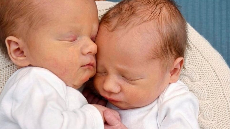 Zwillingspärchen Bilal und Ermin aus Eltendorf (Bild: Babysmile Fotografie OHG)