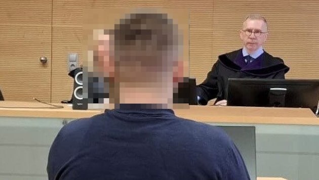 Because he allegedly blackmailed his ex, a Bosnian man (37) had to sit in front of a panel of lay judges led by Judge Andreas Fleckl in Innsbruck. (Bild: Markus Stegmayr, Krone KREATIV)