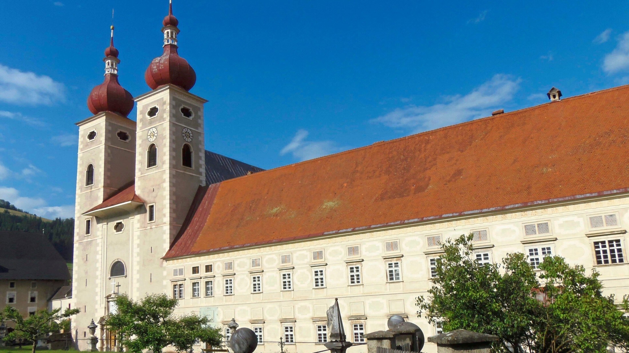 Stift St. Lambrecht: Hier beginnt am 7. Mai die geführte Etappe des Hemmapilgerweges. Am 10. Mai kommen die Pilger in Maria Saal an. (Bild: Monika Gschwandner-Elkins)