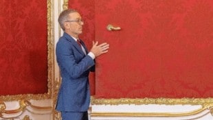 Fast alle Staatsgäste und auch angehende Bundeskanzler (im Bild Herbert Kickl) müssen durch diese historische Tür in der Hofburg. Doch warum ist die berühmte Schnalle so hoch angesetzt? (Bild: Tischler Andreas/Vienna Press)