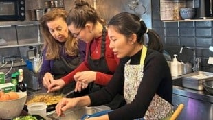 Unter Anleitung lernen Teilnehmer asiatische Köstlichkeiten zuzubereiten. Gekocht werden traditionelle thailändische Gerichte wie Por Pier Tod. (Bild: Okra)